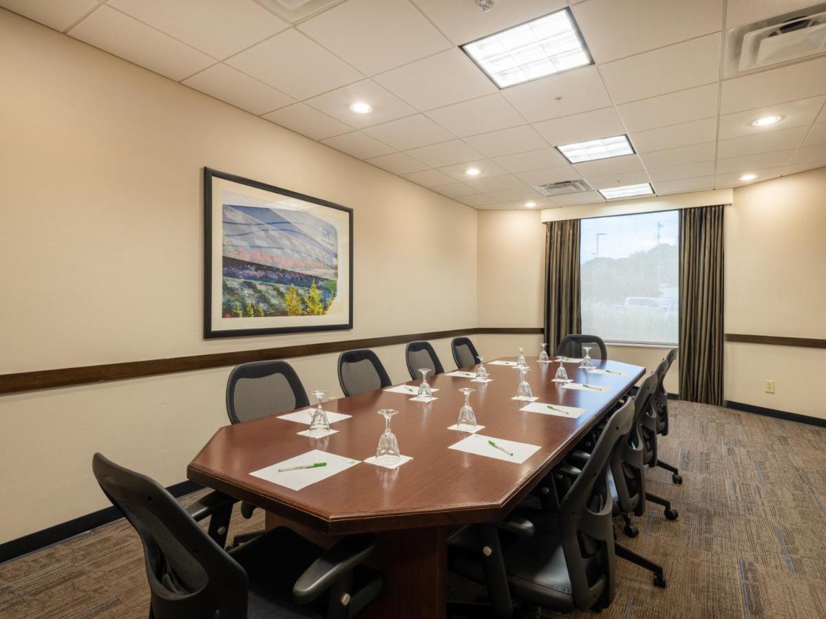 Holiday Inn Greensboro Coliseum By Ihg Екстериор снимка
