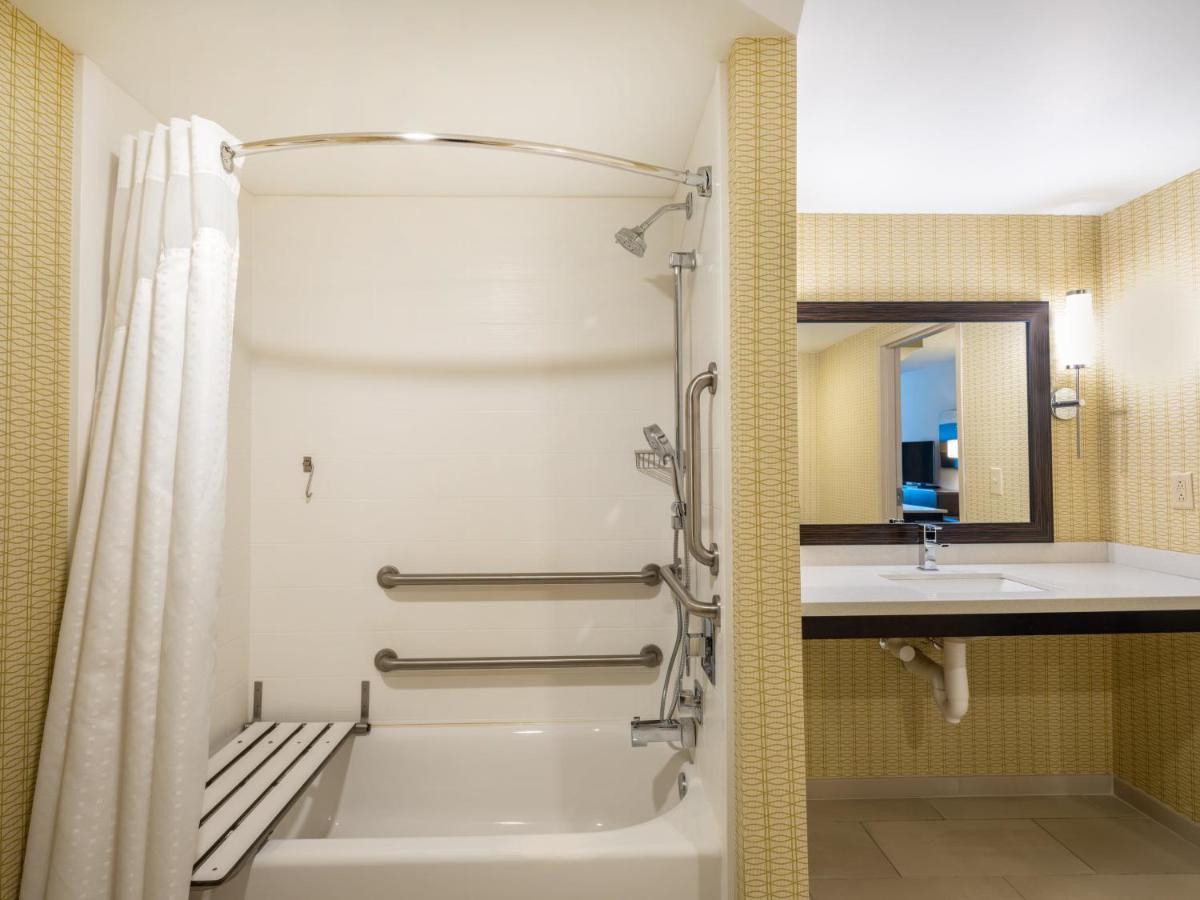 Holiday Inn Greensboro Coliseum By Ihg Екстериор снимка